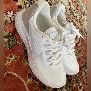 Women’s NIKE shoes 🤍